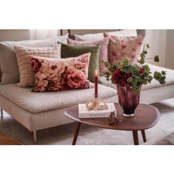 Sidebord yana med rosa vase og bukett med lysestake og glassfigur