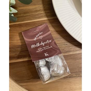 Pakke med sjokoladehjerter på brett