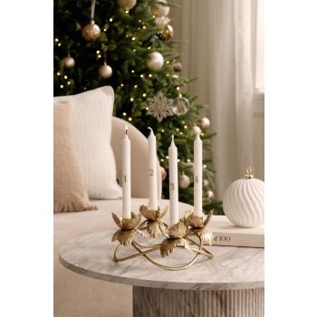 Hvit adventskronelys i adventstake på bord