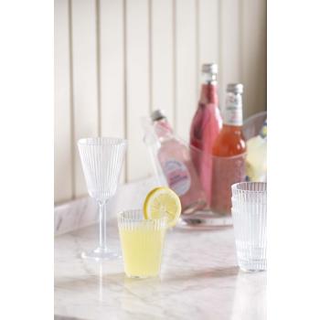 Vannglass og vinglass fie på kjøkkenbenk med drikke