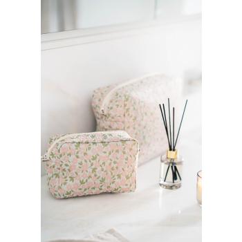 Toalettmapper i beige farge stående på bad