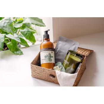 Håndkrem Lavender & Eucalyptus i kurv på benk