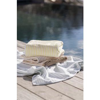 Strandhåndkle stripes ved bassengkant