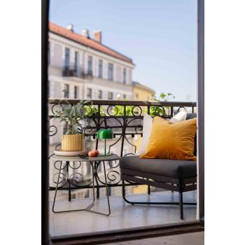 Balkong med puter, potter og bordlampe