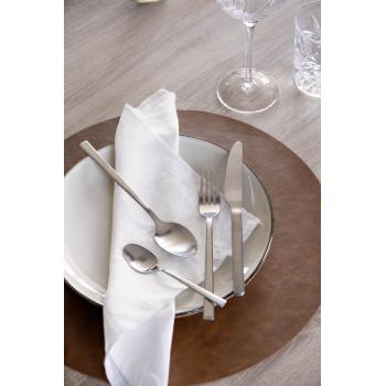 cognacfarget rundt dekkebrikke på bord