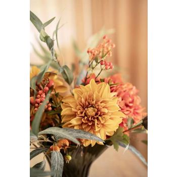 Stilkblomst Dahlia i oppsats i vase