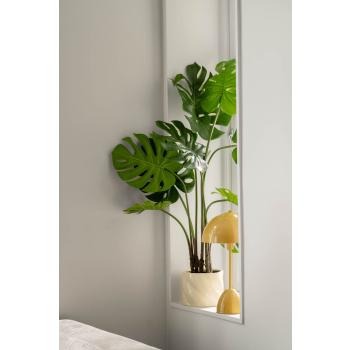 Potte med plante og lampe i vinduskarm