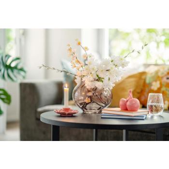 Sofabord stylet med vase med blott bukett og lysestake og pyntefigur