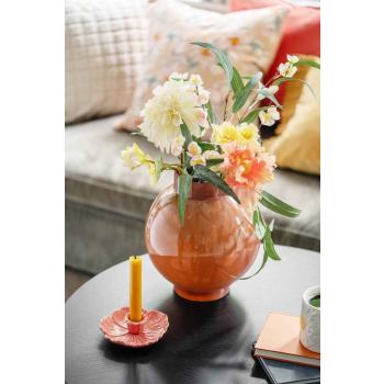 Vase med blomsterbukett, kronelysestake på sofabord