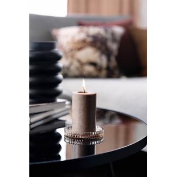 brunt lysfat i glass med kubbelys på bord