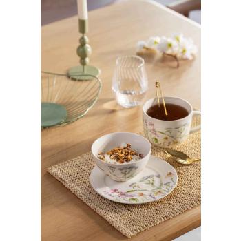 Borddekking med beige dekkebrikke og blomsterservise