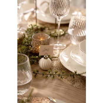 Borddekking med girlander, lykter og bordkortholder julekule