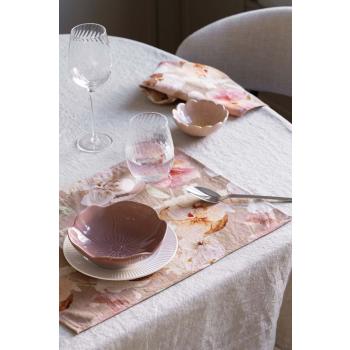 Dekkebrikke Stemorsblomst og serviett på dekt bord