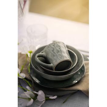 bord dekket med servise iben i blågrønt steintøy