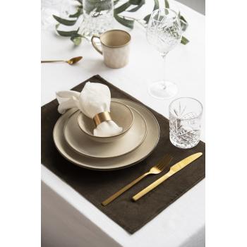 bord dekket med beige iben servise 