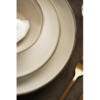 nærbilde av beige iben servise