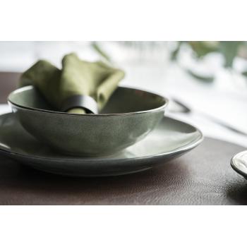 bord dekket med servise iben i blågrønt steintøy