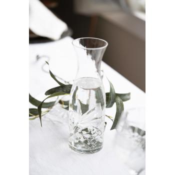 vannkaraffel francine i blankt glass på bord