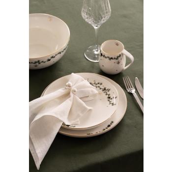 Borddekking med servise julehjerte på grønn duk og med serviettring perle