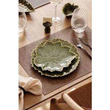 Dekkebrikke isa med servise leaves og maple