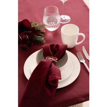 Borddekking med rød duk og servise thilda