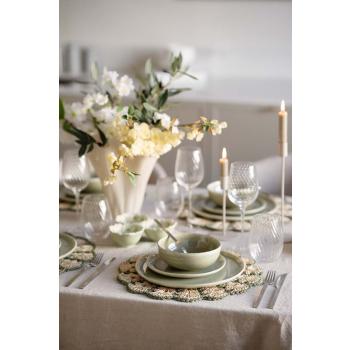 Dekt middagsbord med servise ada