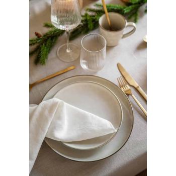 bord dekket med beige iben servise  julestemning