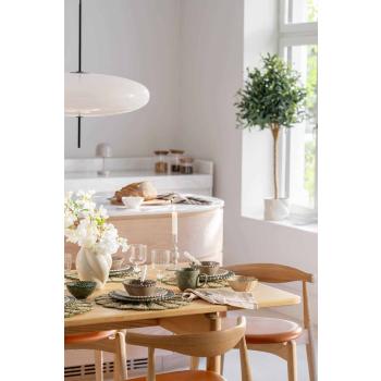 Full borddekking med Ebba servise i beige og grønn farge