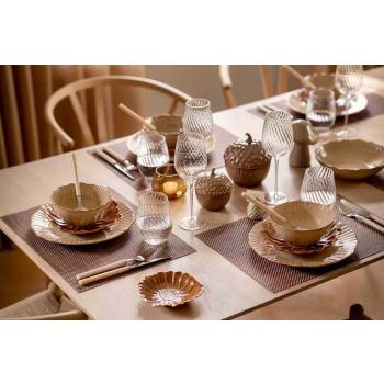 Skål bloom på oppdekket bord