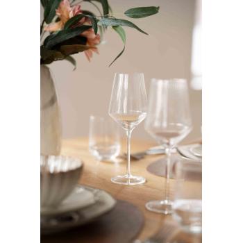 Inez hvitvinsglass på spisebord