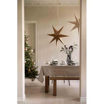 Adventsstjerne Gull hengende over dekt middagsbord
