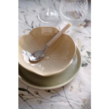 Skål pia med asjett ada på bord