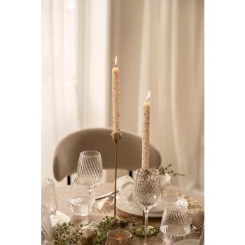 Lysestake blonde gull med kronelys stjerne på spisebord