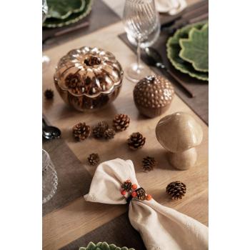 Høstkongler i pose som pynt på bordet med annet høstdekor