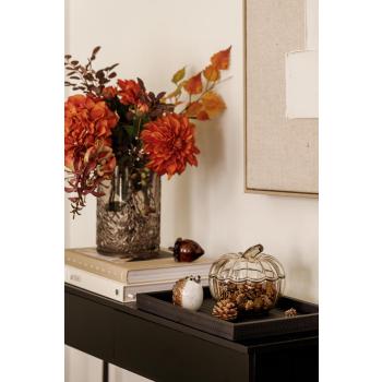 Konsollbord med vase, glassfigurer og krukke gresskar på lysfat