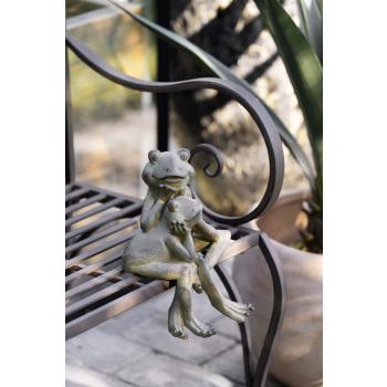 Figur Froskepar på benk ute