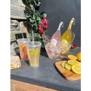 Vinkjøler på benk med drikkekopp på benk