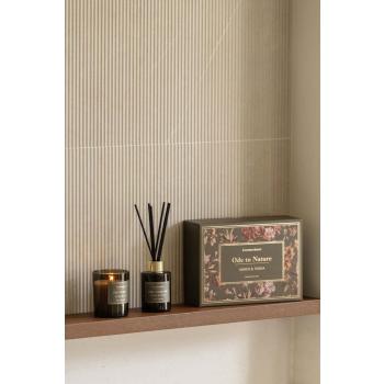 Gavesett med romduft og duftlys på hylle