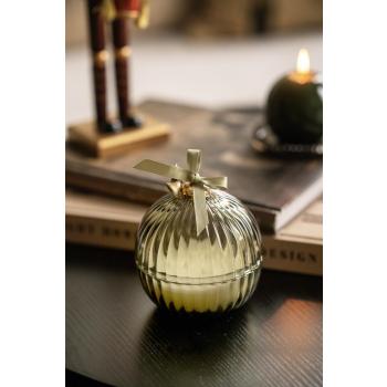 Duftlys julekule cinnamon swirl på sofabord