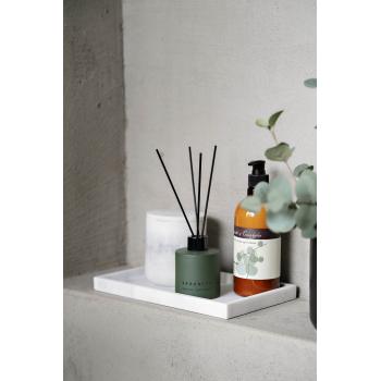 hvitt marmorfat med romduft og body lotion