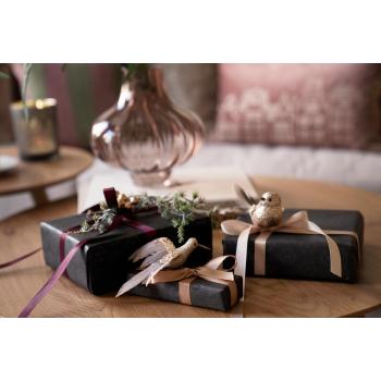 Fugl på klype kolibri gull pyntet på innpakket julegave