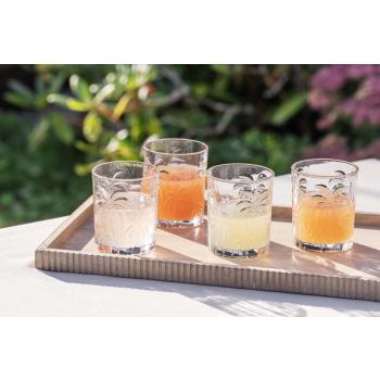 Drink i glass palmer servert på lysfat rille