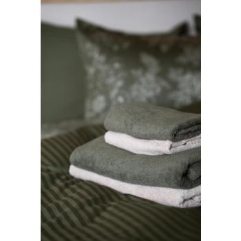 Håndklesett grønn og beige på grønt sengesett