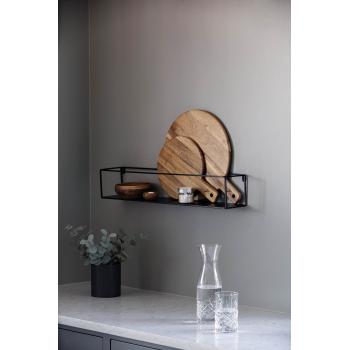 Vegghylle Embla over kjøkkenbenk. Trefjøler, vannkarafell og Francine glass