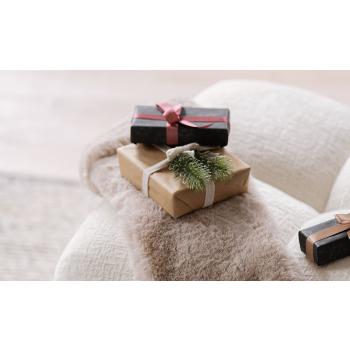 Plante granbar som pynt på innpakket gave