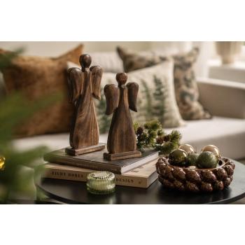 Sofabord med dekorengler i mangotre og fat kongle med julekuler