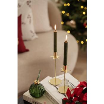 Lysestake stjerna i to høyder på bord med glass julekule