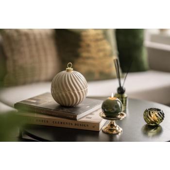 Lysholder Dina på sofabord med julekule krukke og annen dekor