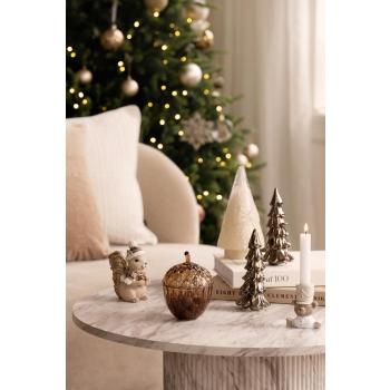 Sofabord pyntet med dekortrær, krukke nøtt, lysestake og dekorekorn