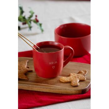 Kopp med te på liten fjøl med pepperkake